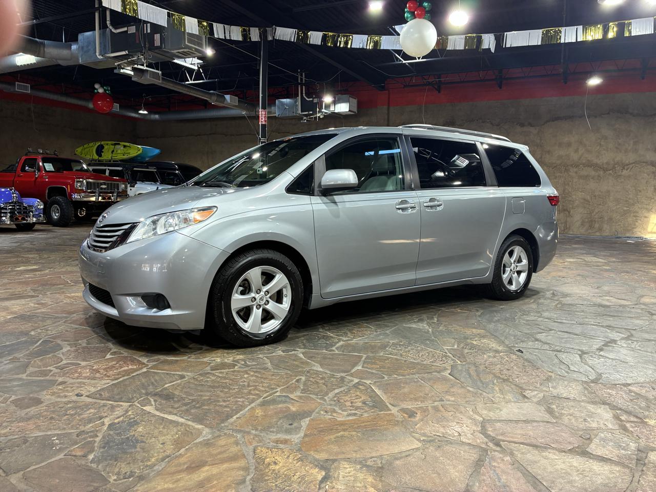 Toyota Sienna 5dr 8-Pass Van LE FWD (Natl) 2015