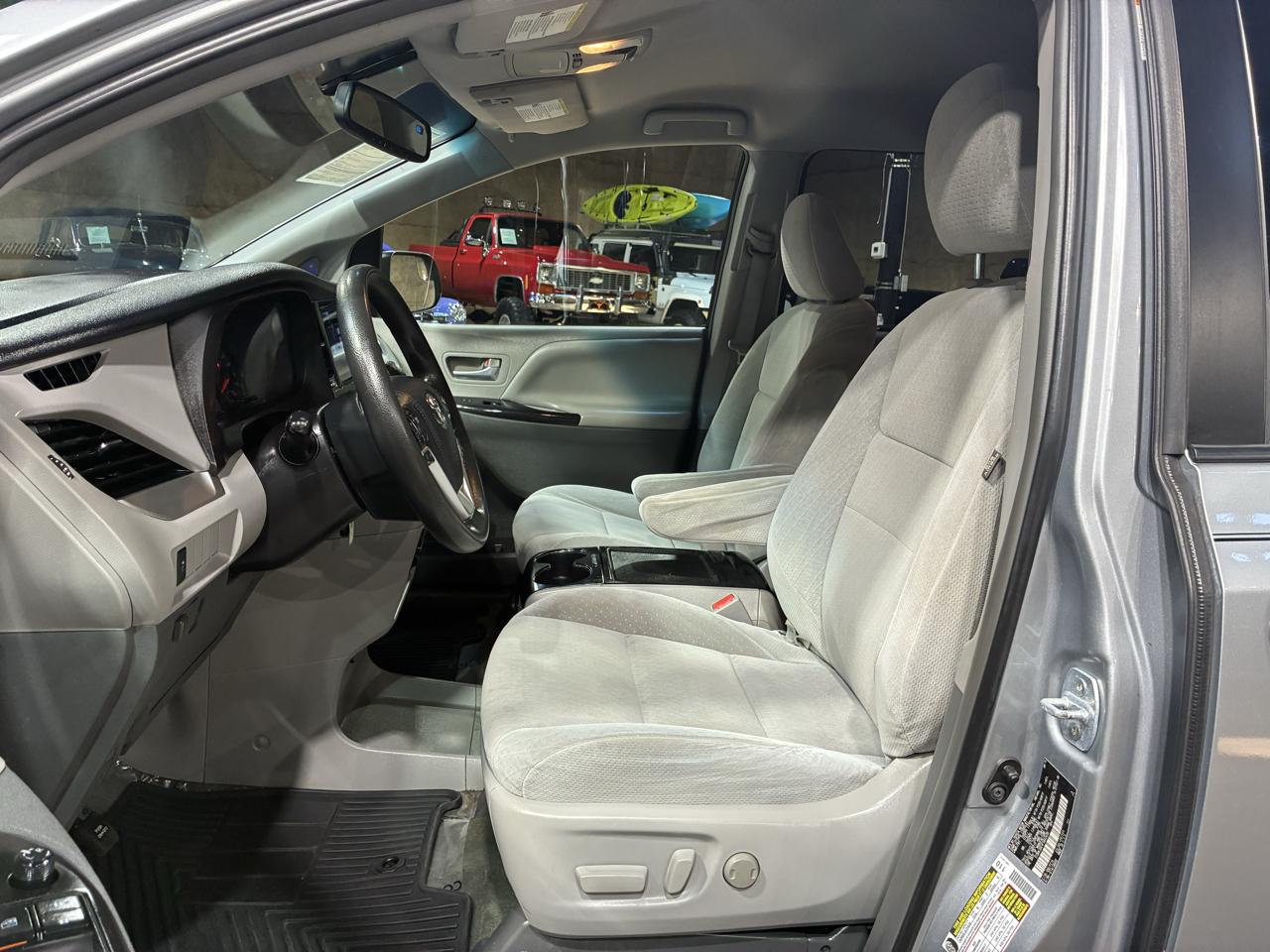 Toyota Sienna 5dr 8-Pass Van LE FWD (Natl) 2015