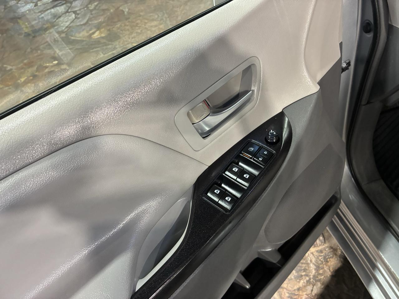 Toyota Sienna 5dr 8-Pass Van LE FWD (Natl) 2015