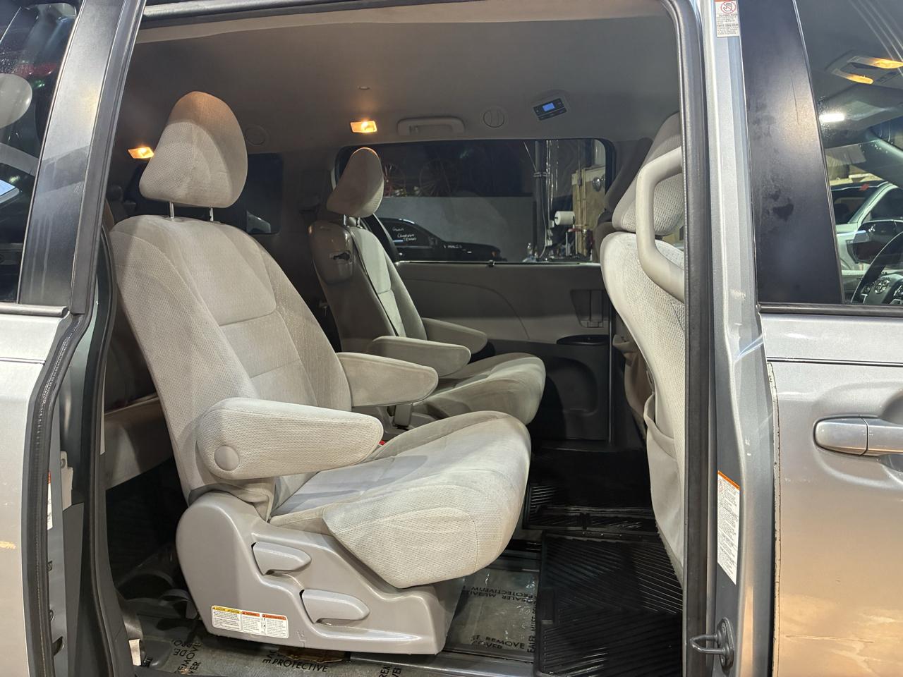 Toyota Sienna 5dr 8-Pass Van LE FWD (Natl) 2015