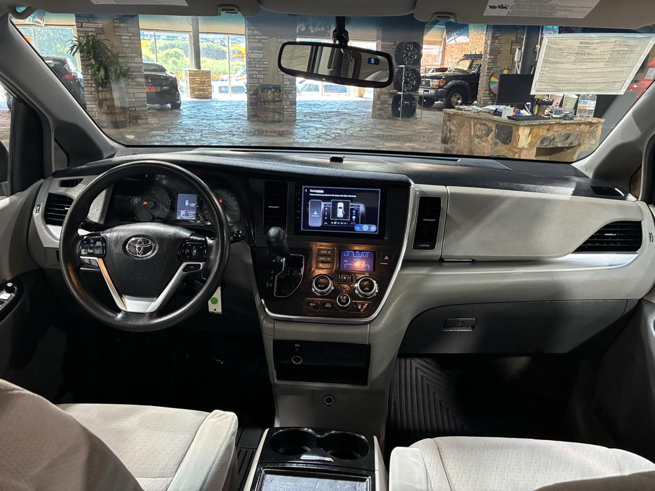 Toyota Sienna 5dr 8-Pass Van LE FWD (Natl) 2015