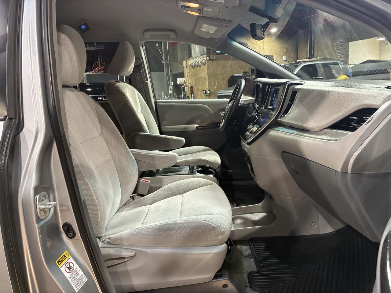 Toyota Sienna 5dr 8-Pass Van LE FWD (Natl) 2015