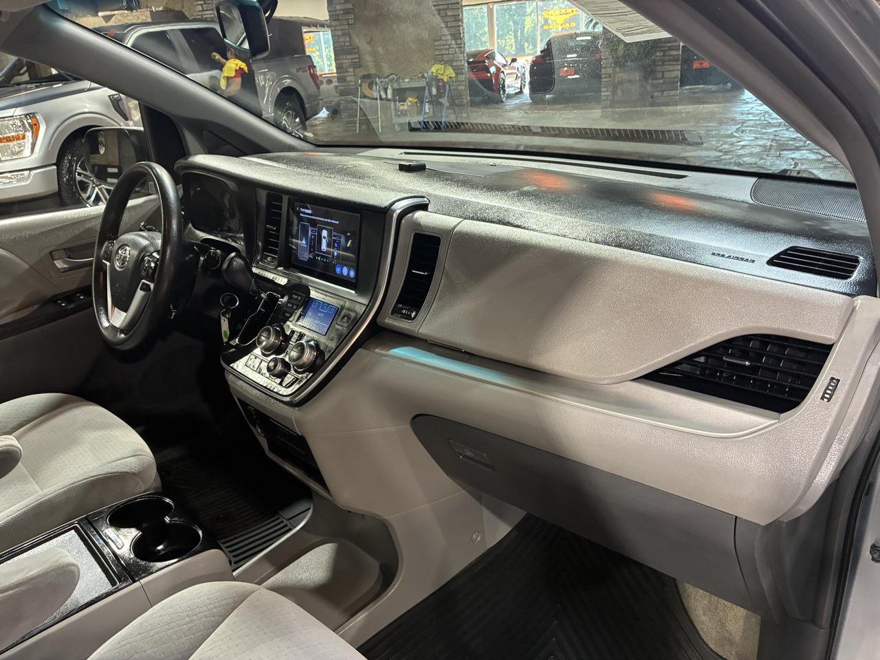 Toyota Sienna 5dr 8-Pass Van LE FWD (Natl) 2015