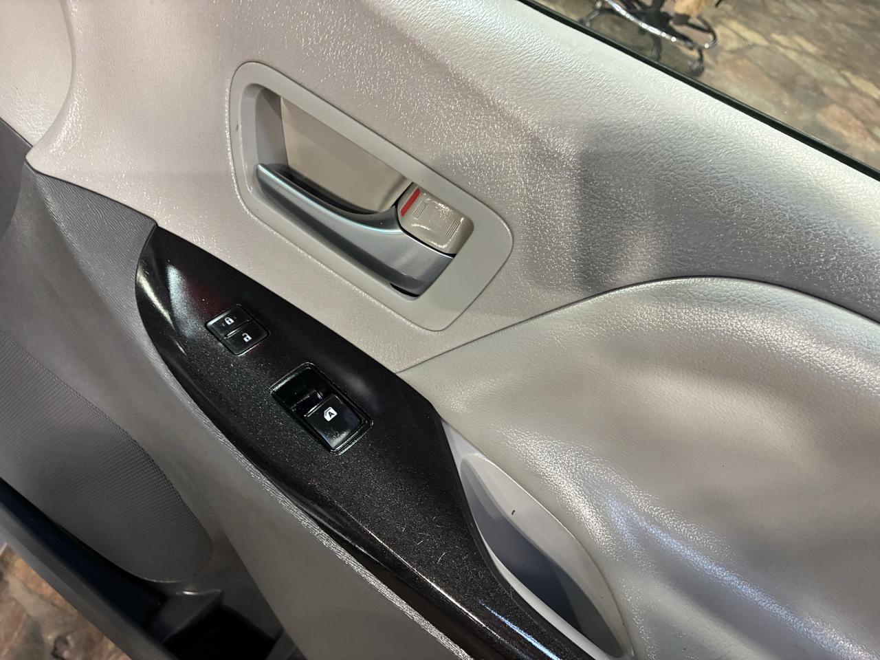 Toyota Sienna 5dr 8-Pass Van LE FWD (Natl) 2015