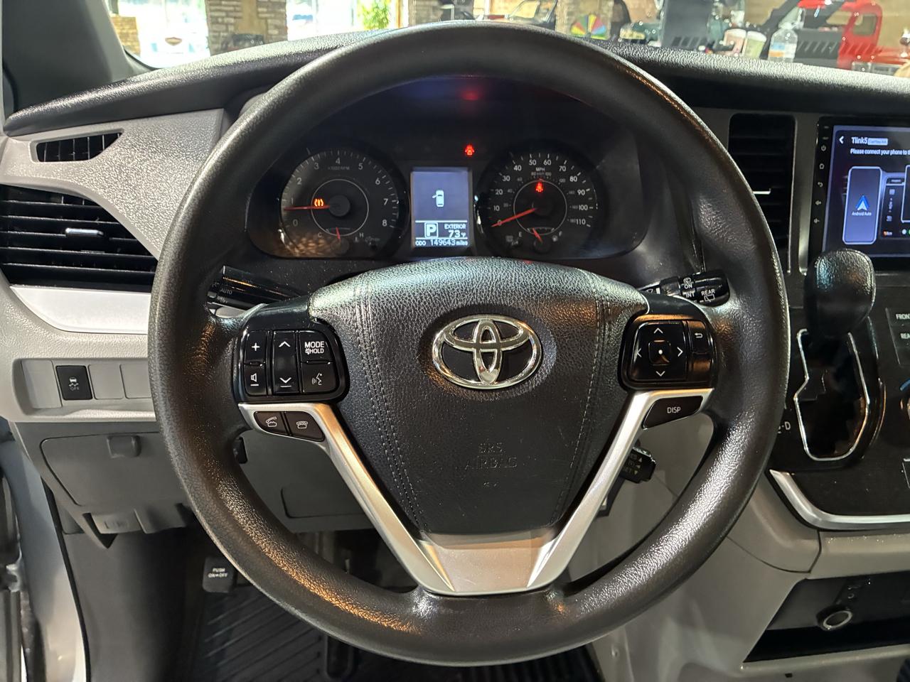 Toyota Sienna 5dr 8-Pass Van LE FWD (Natl) 2015