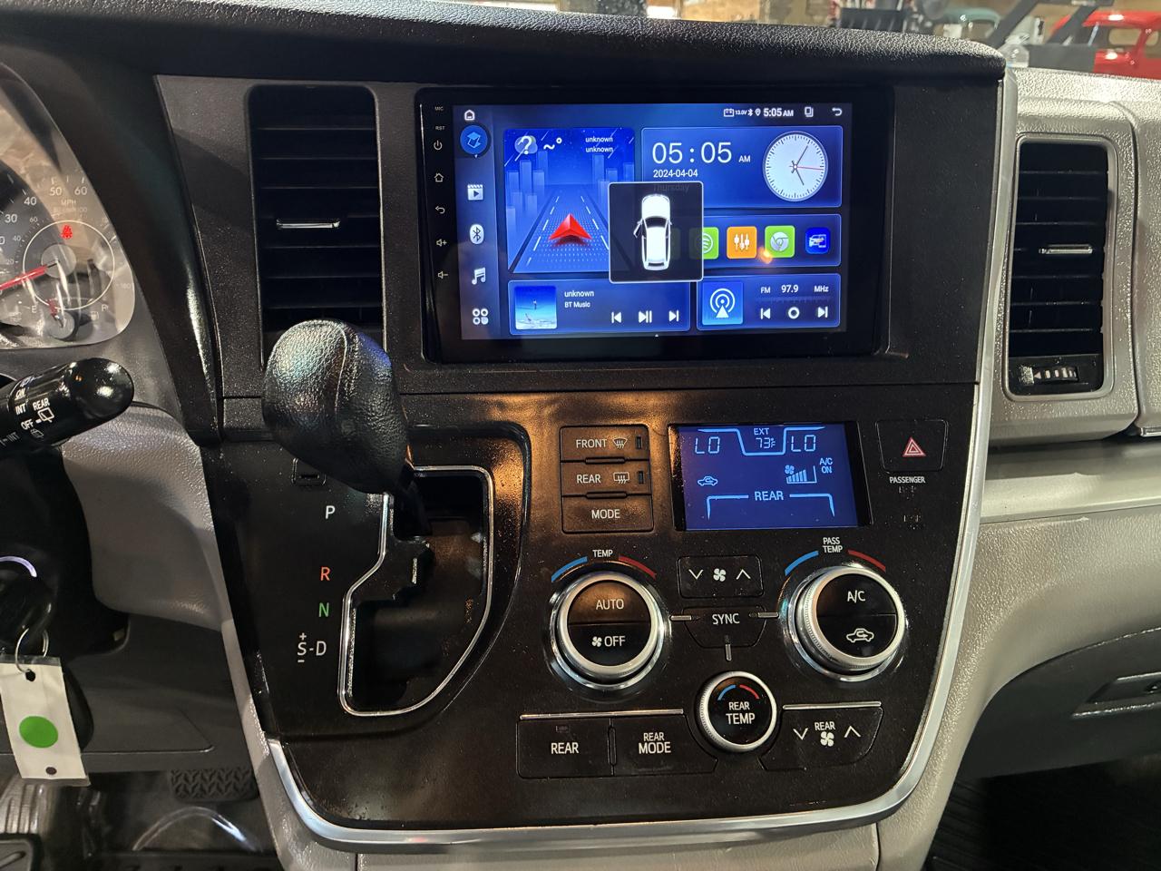 Toyota Sienna 5dr 8-Pass Van LE FWD (Natl) 2015