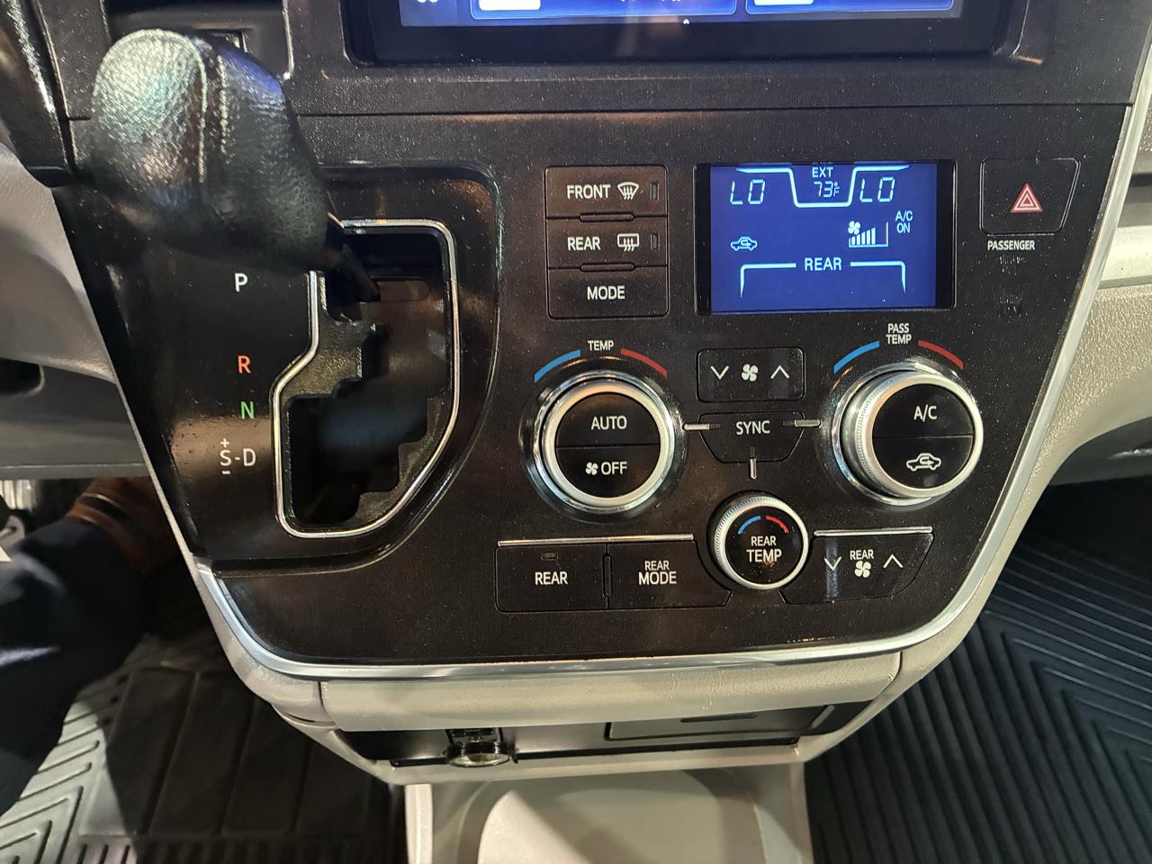 Toyota Sienna 5dr 8-Pass Van LE FWD (Natl) 2015