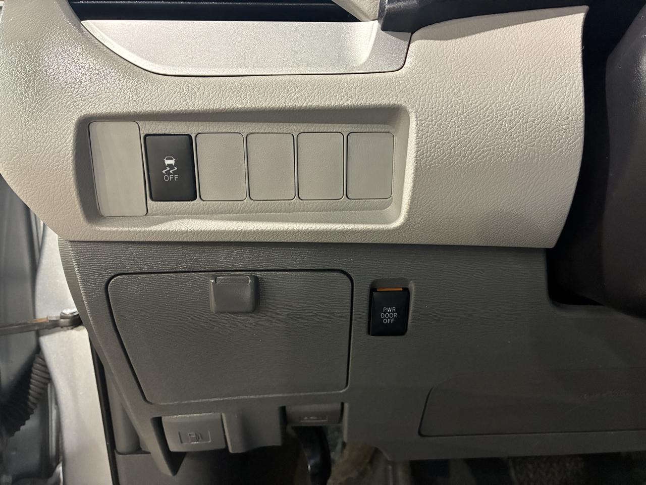 Toyota Sienna 5dr 8-Pass Van LE FWD (Natl) 2015