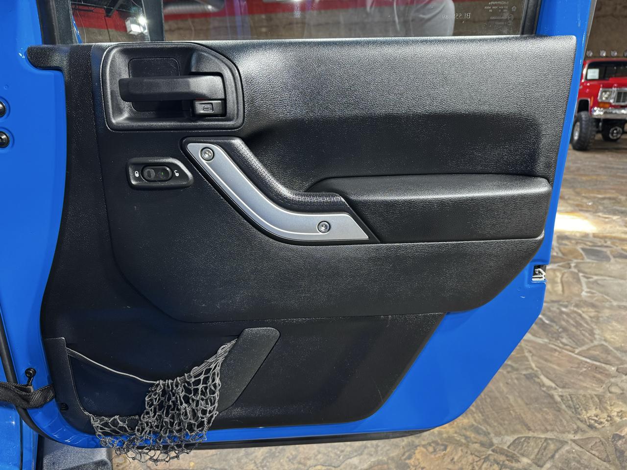 Jeep Wrangler Unlimited 4WD 4dr Sahara 2011