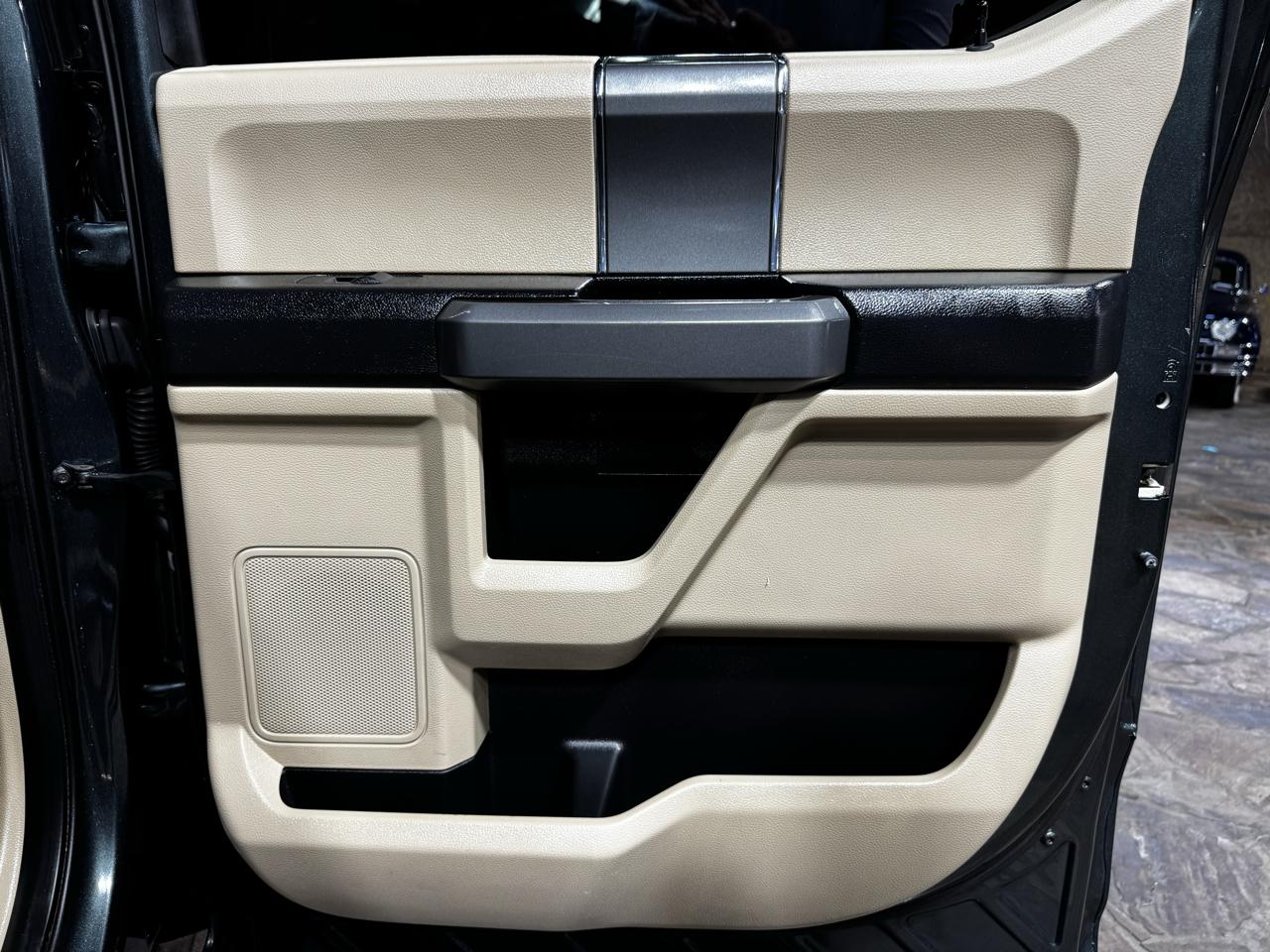 Ford F-150 4WD SuperCrew 145" Lariat 2015