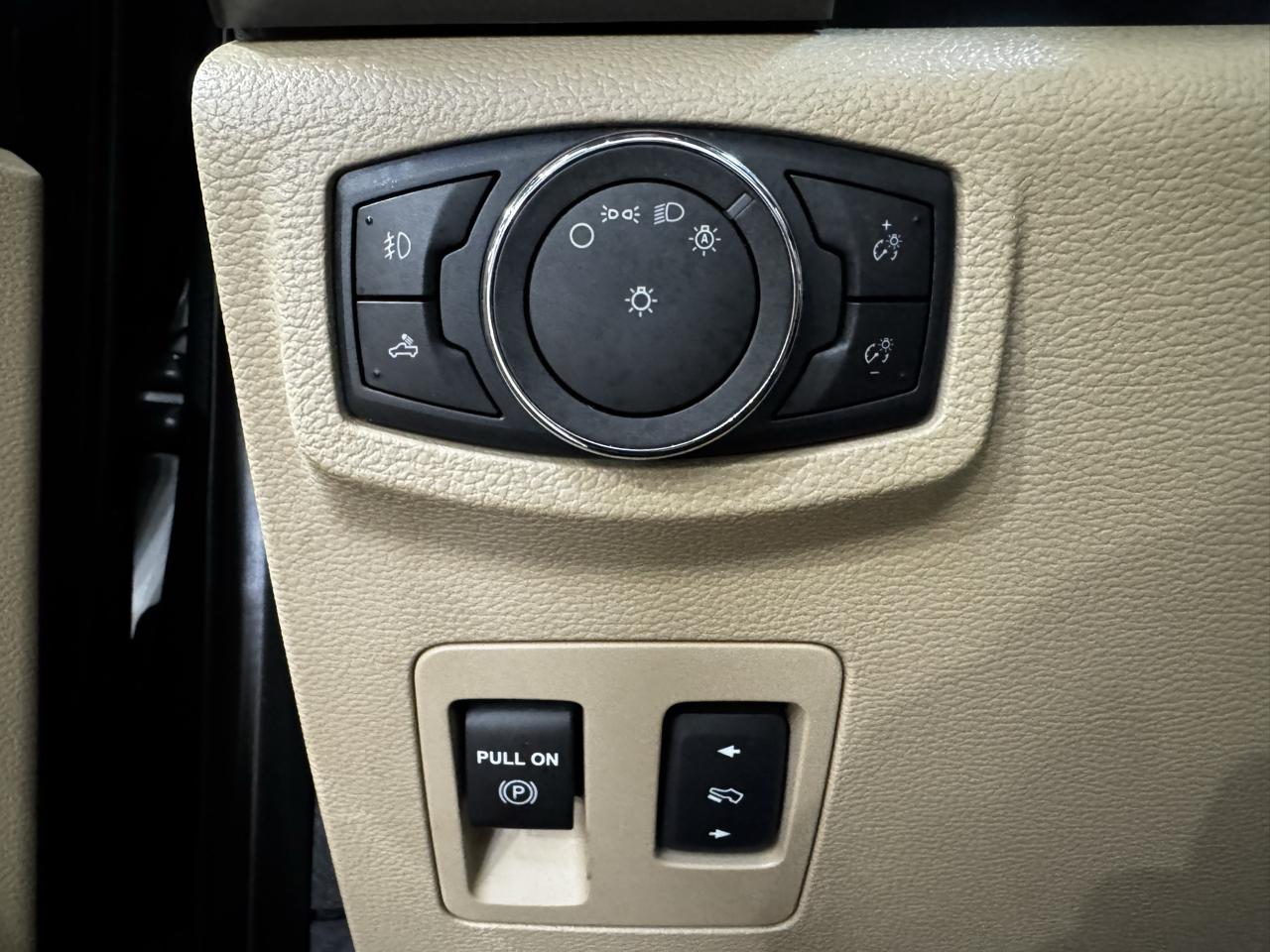 Ford F-150 4WD SuperCrew 145" Lariat 2015