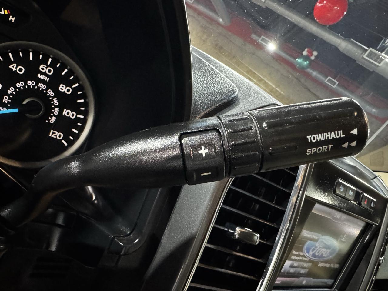 Ford F-150 4WD SuperCrew 145" Lariat 2015