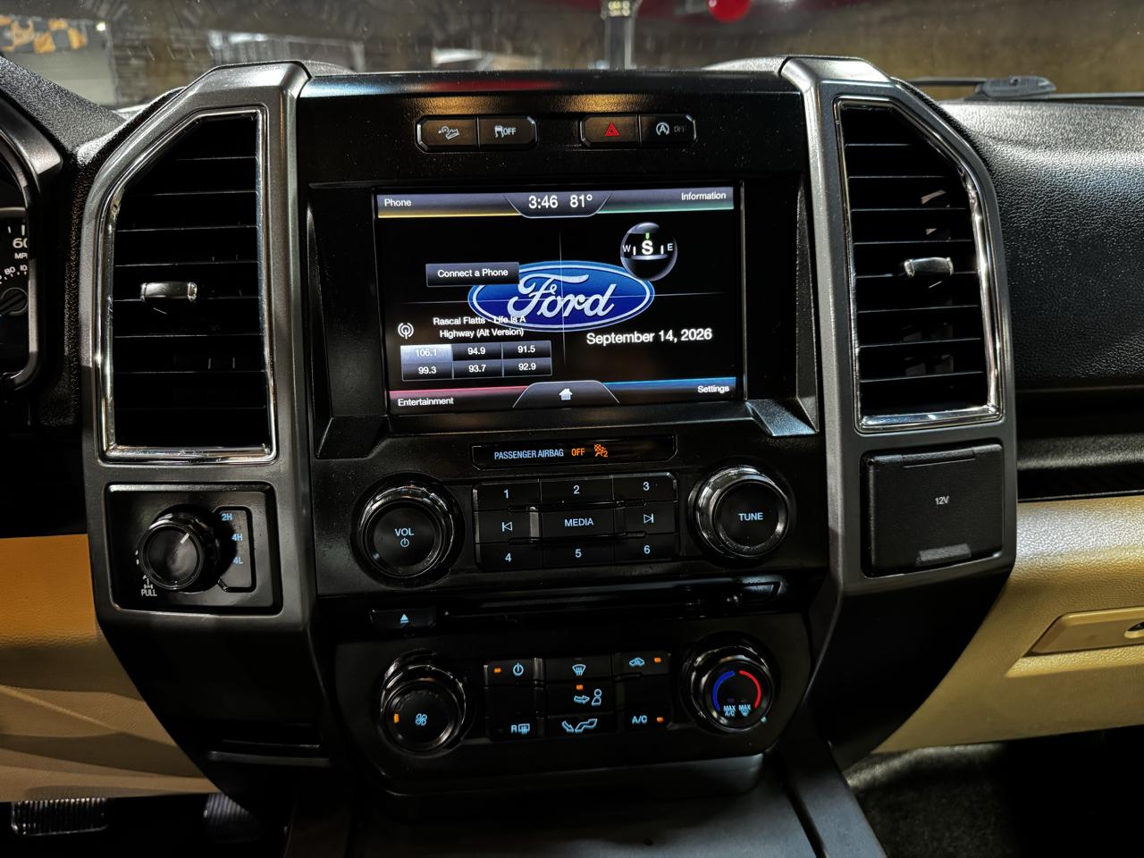 Ford F-150 4WD SuperCrew 145" Lariat 2015