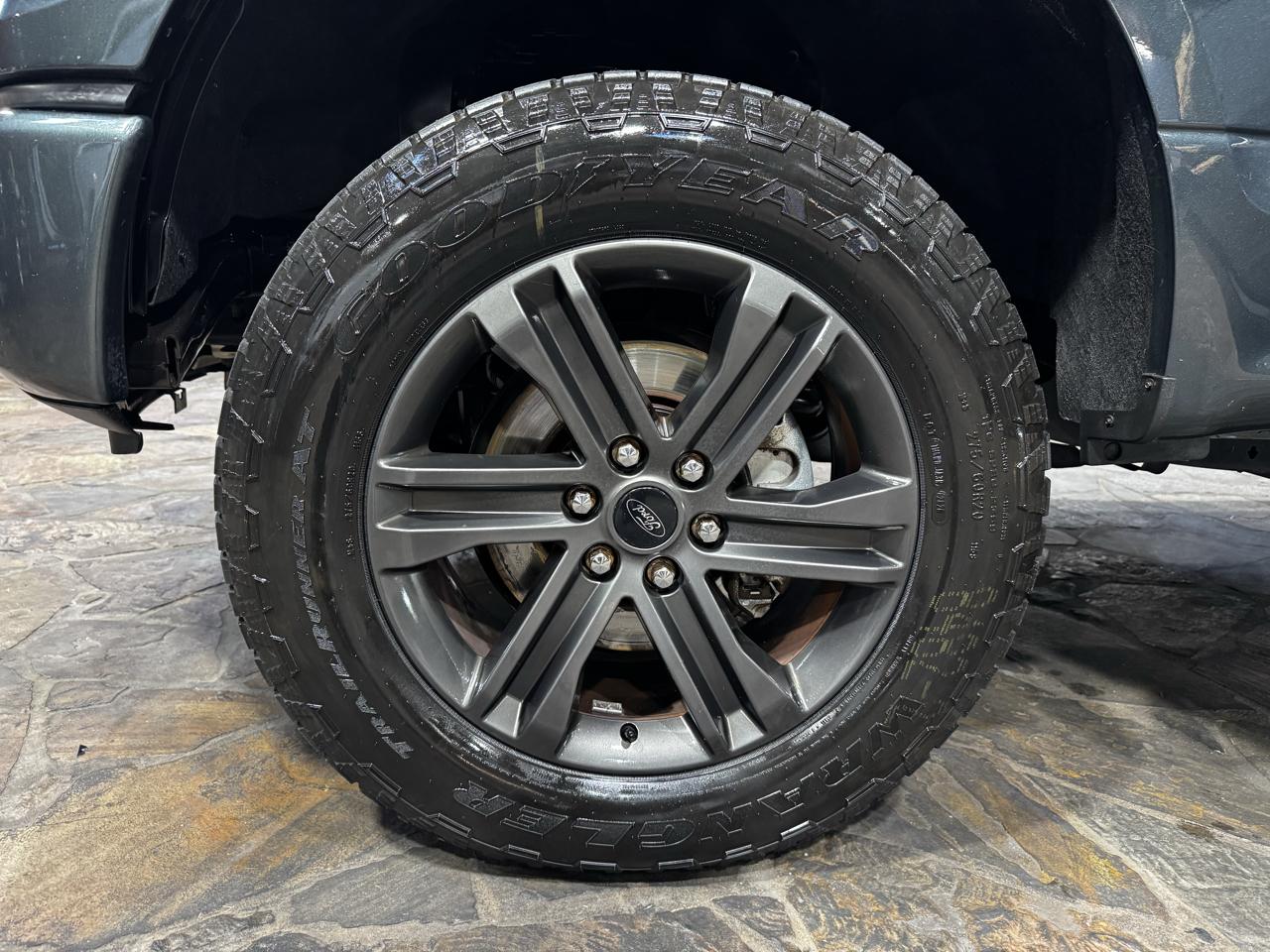 Ford F-150 4WD SuperCrew 145" Lariat 2015