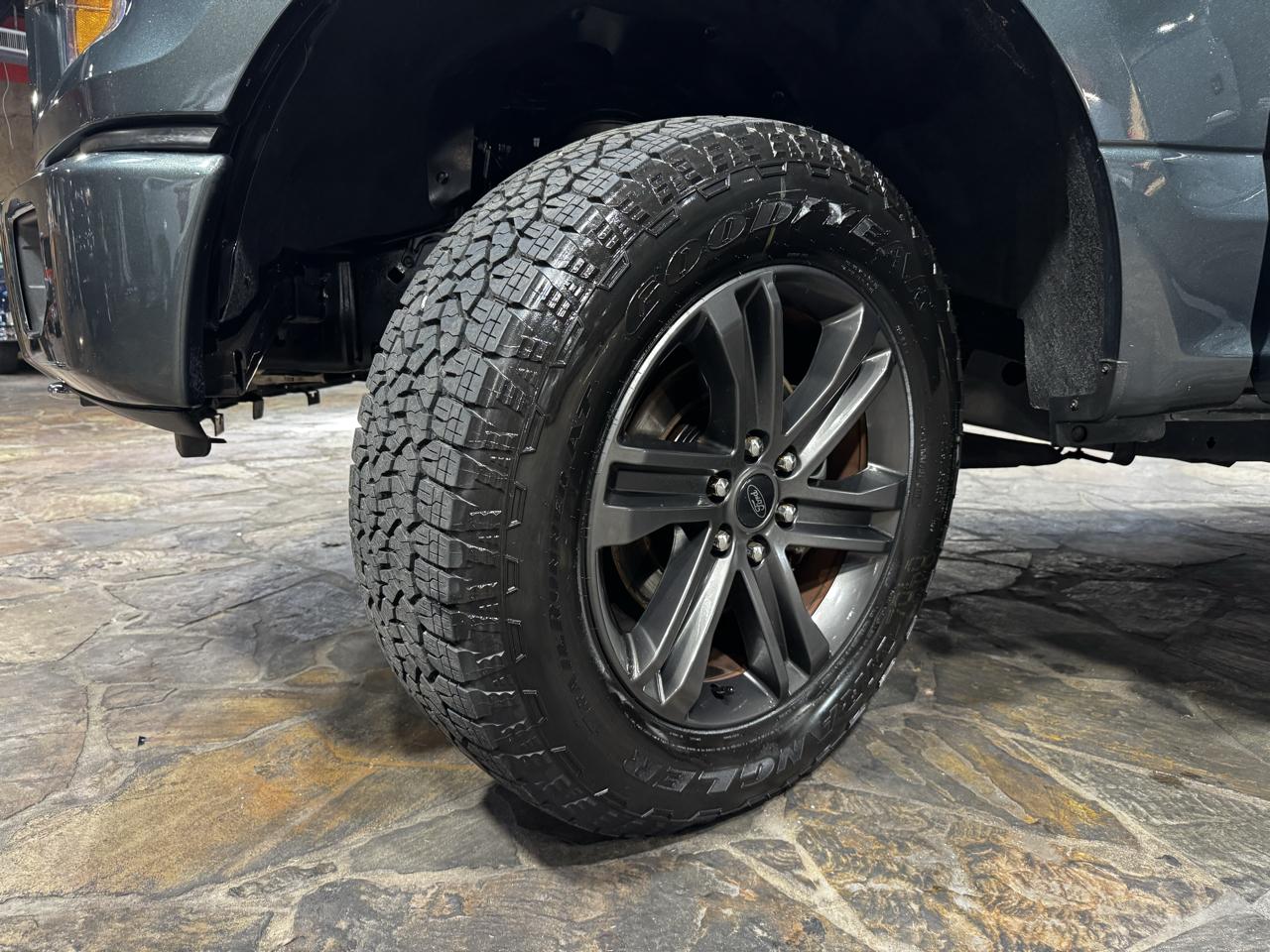 Ford F-150 4WD SuperCrew 145" Lariat 2015