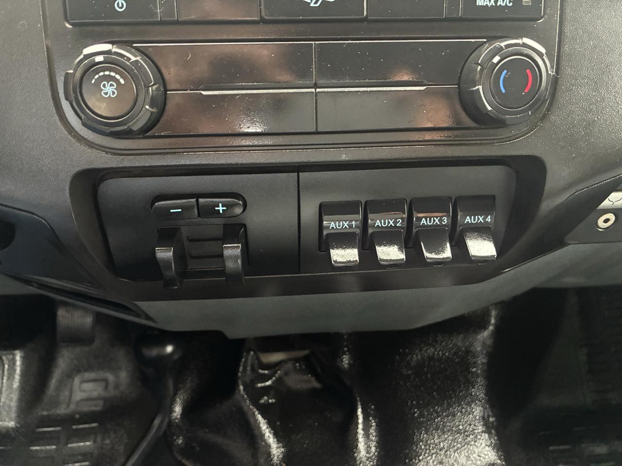 Ford Super Duty F-450 DRW 4WD SuperCab 186" WB 84" CA XLT 2015