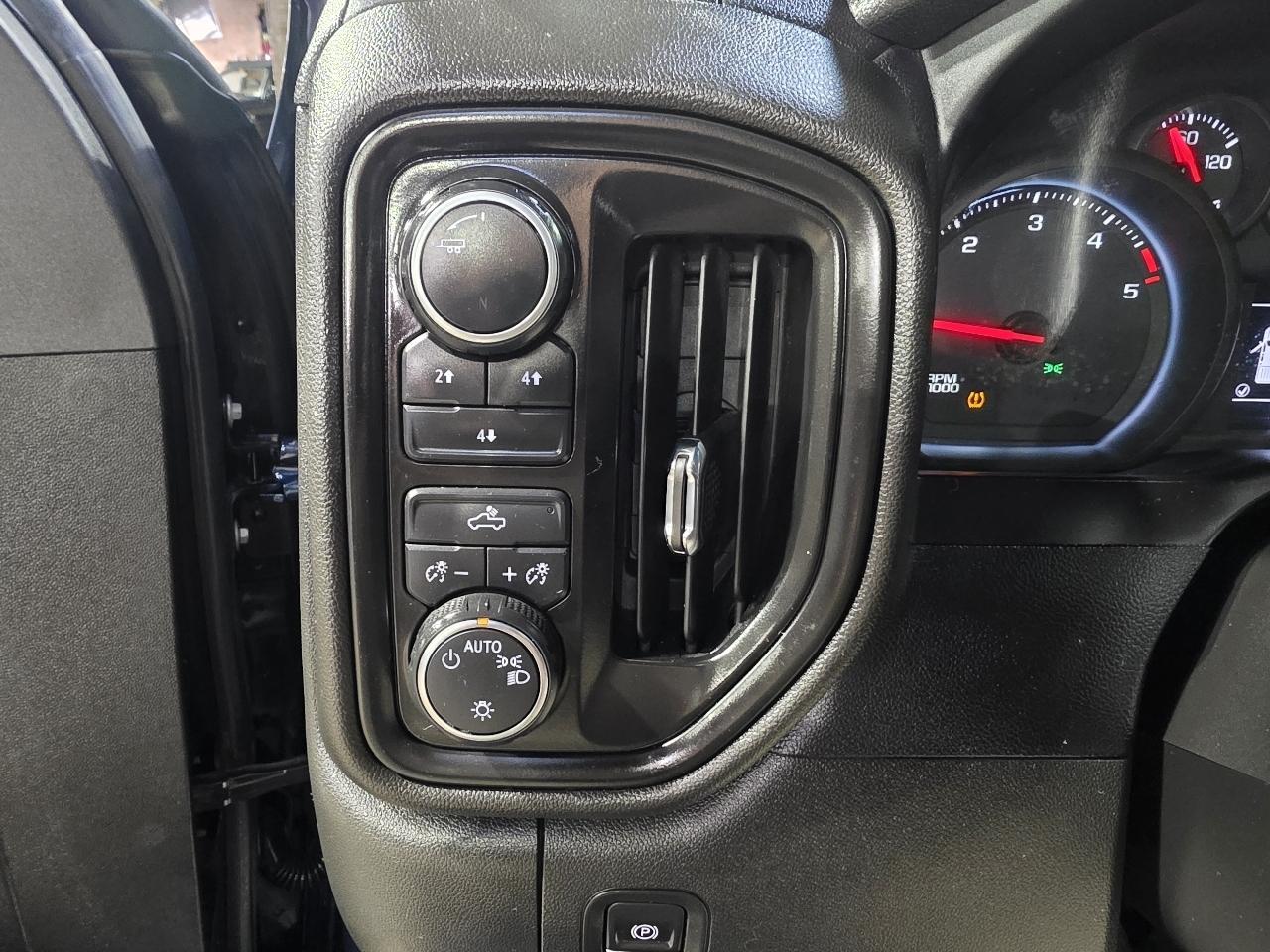 Chevrolet Silverado 2500HD 4WD Crew Cab 159" Custom 2022