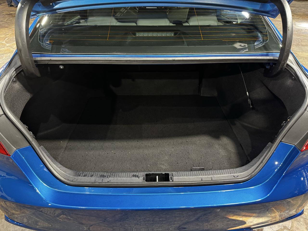 Toyota Camry SE Auto (Natl) 2020
