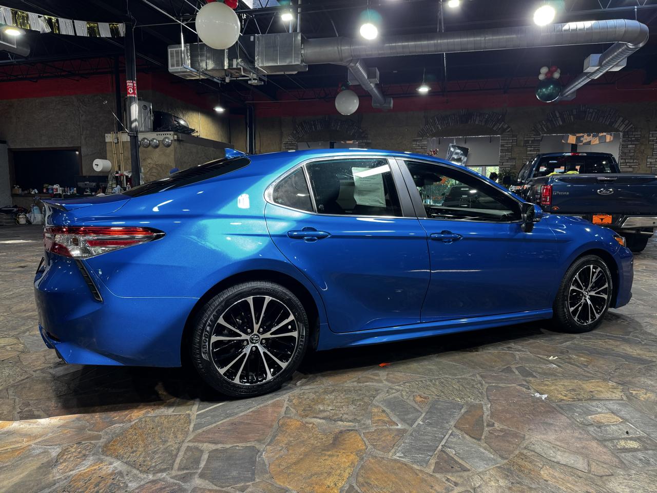 Toyota Camry SE Auto (Natl) 2020