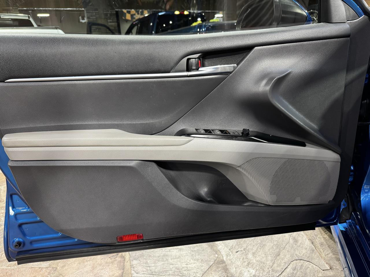 Toyota Camry SE Auto (Natl) 2020