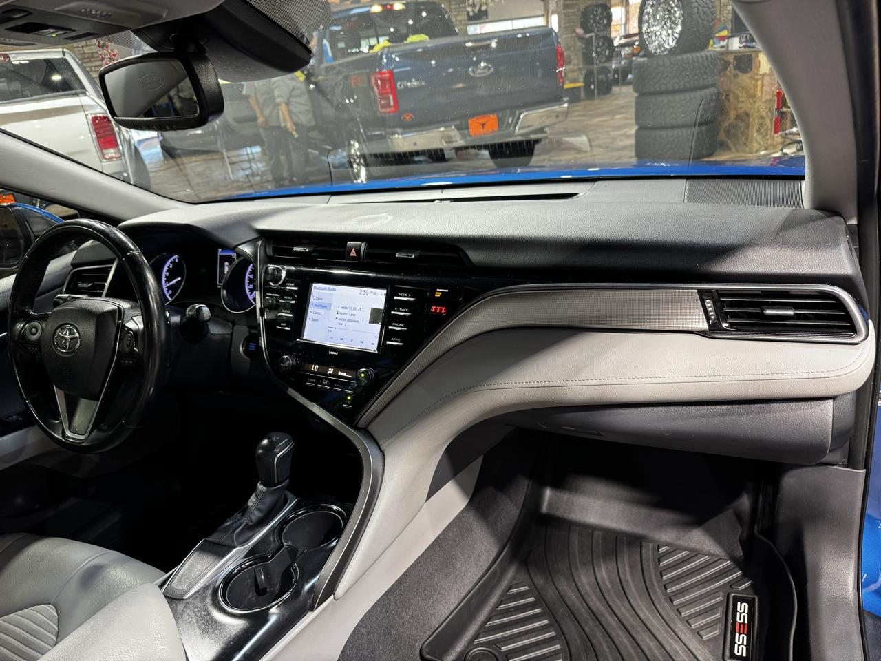 Toyota Camry SE Auto (Natl) 2020