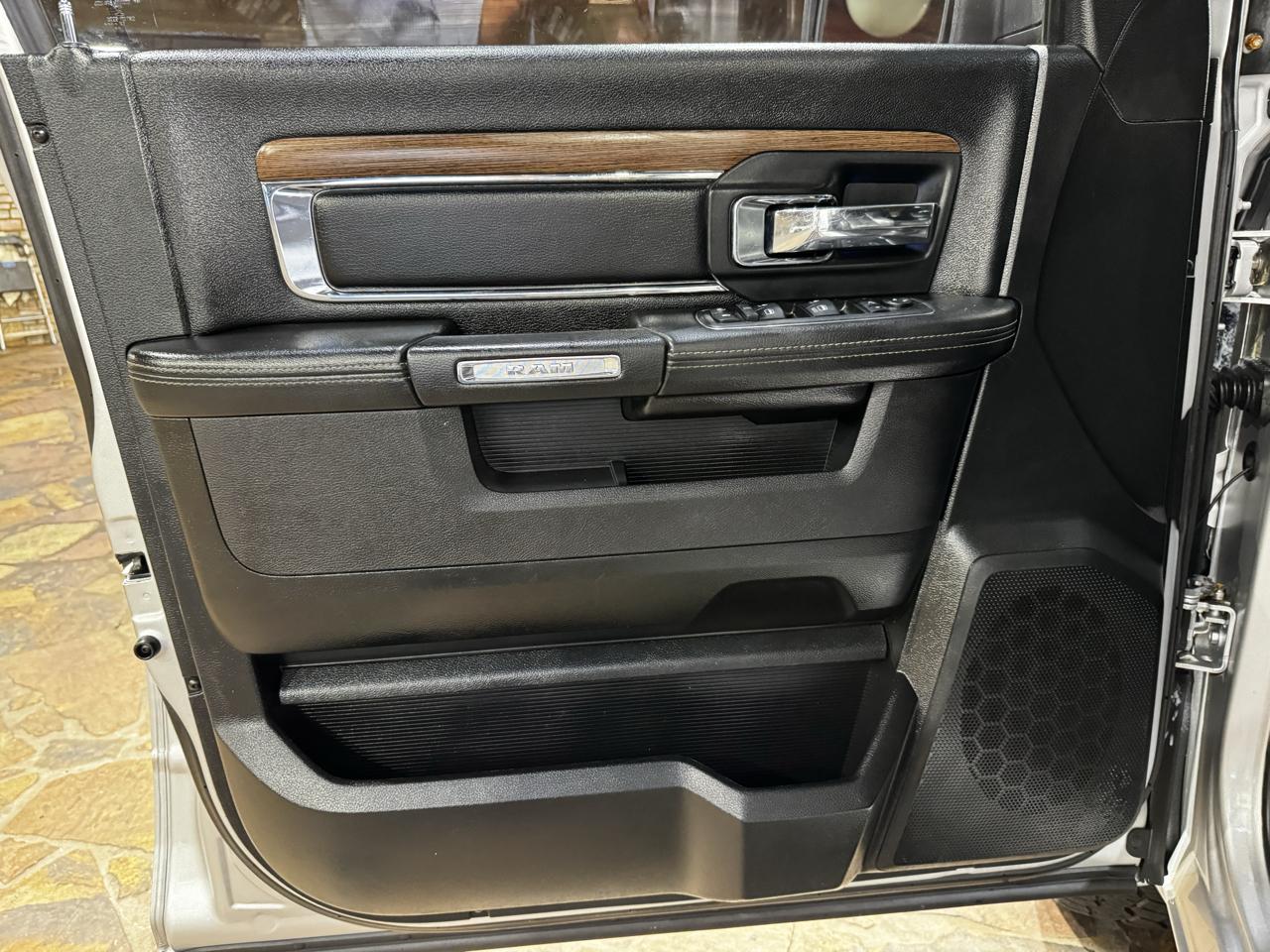 RAM 1500 Laramie 4x2 Crew Cab 6'4" Box *Ltd Avail* 2018