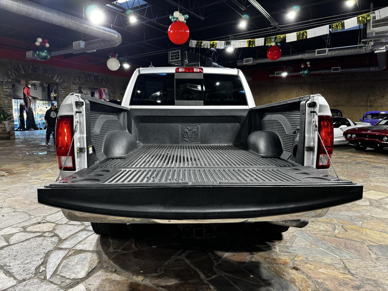 RAM 1500 4WD Crew Cab 140.5" Outdoorsman 2015