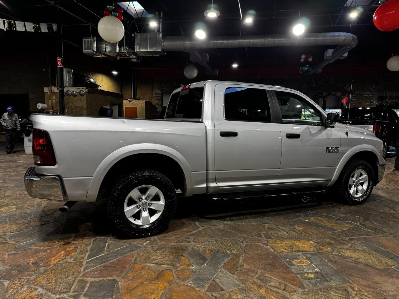 RAM 1500 4WD Crew Cab 140.5" Outdoorsman 2015
