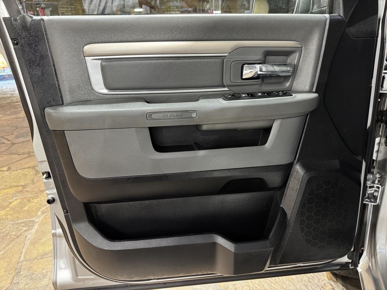 RAM 1500 4WD Crew Cab 140.5" Outdoorsman 2015