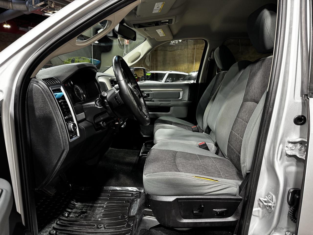RAM 1500 4WD Crew Cab 140.5" Outdoorsman 2015