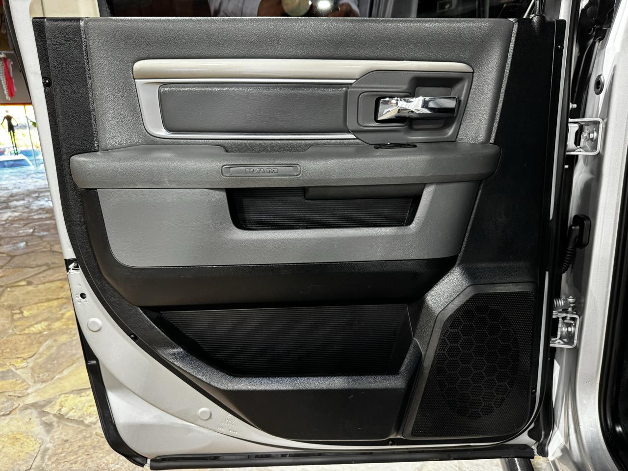 RAM 1500 4WD Crew Cab 140.5" Outdoorsman 2015
