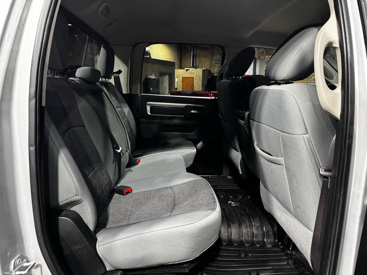 RAM 1500 4WD Crew Cab 140.5" Outdoorsman 2015