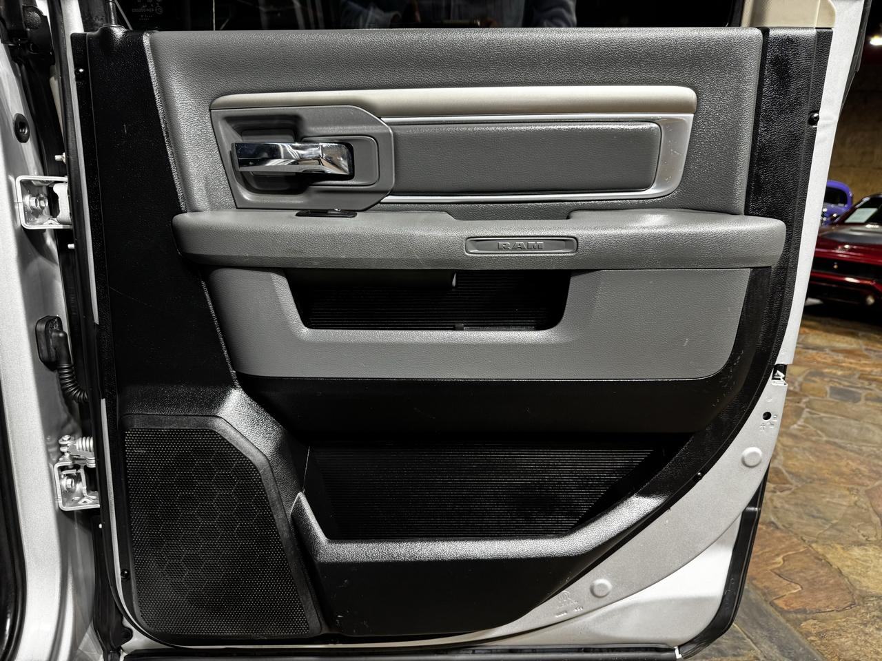 RAM 1500 4WD Crew Cab 140.5" Outdoorsman 2015
