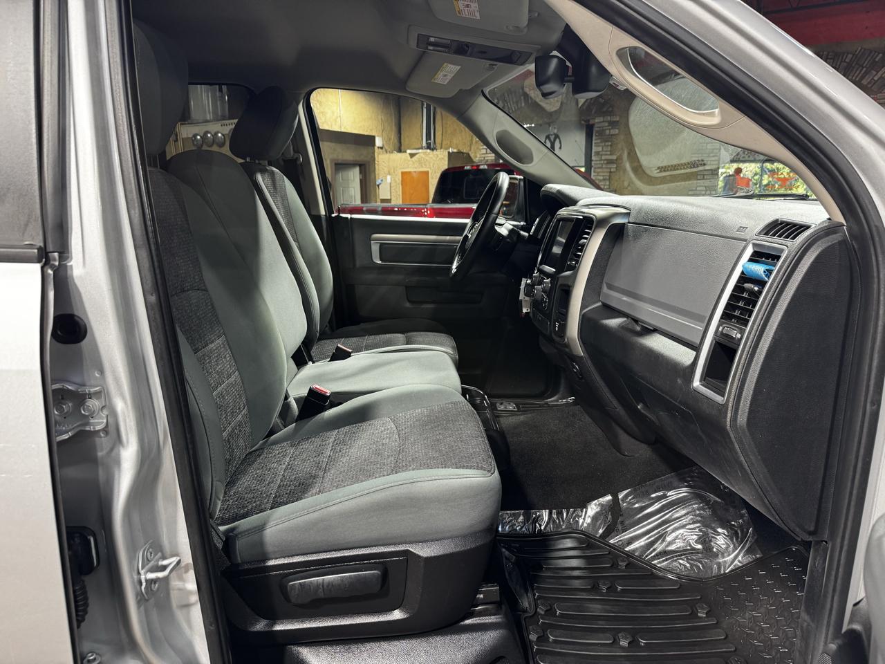 RAM 1500 4WD Crew Cab 140.5" Outdoorsman 2015