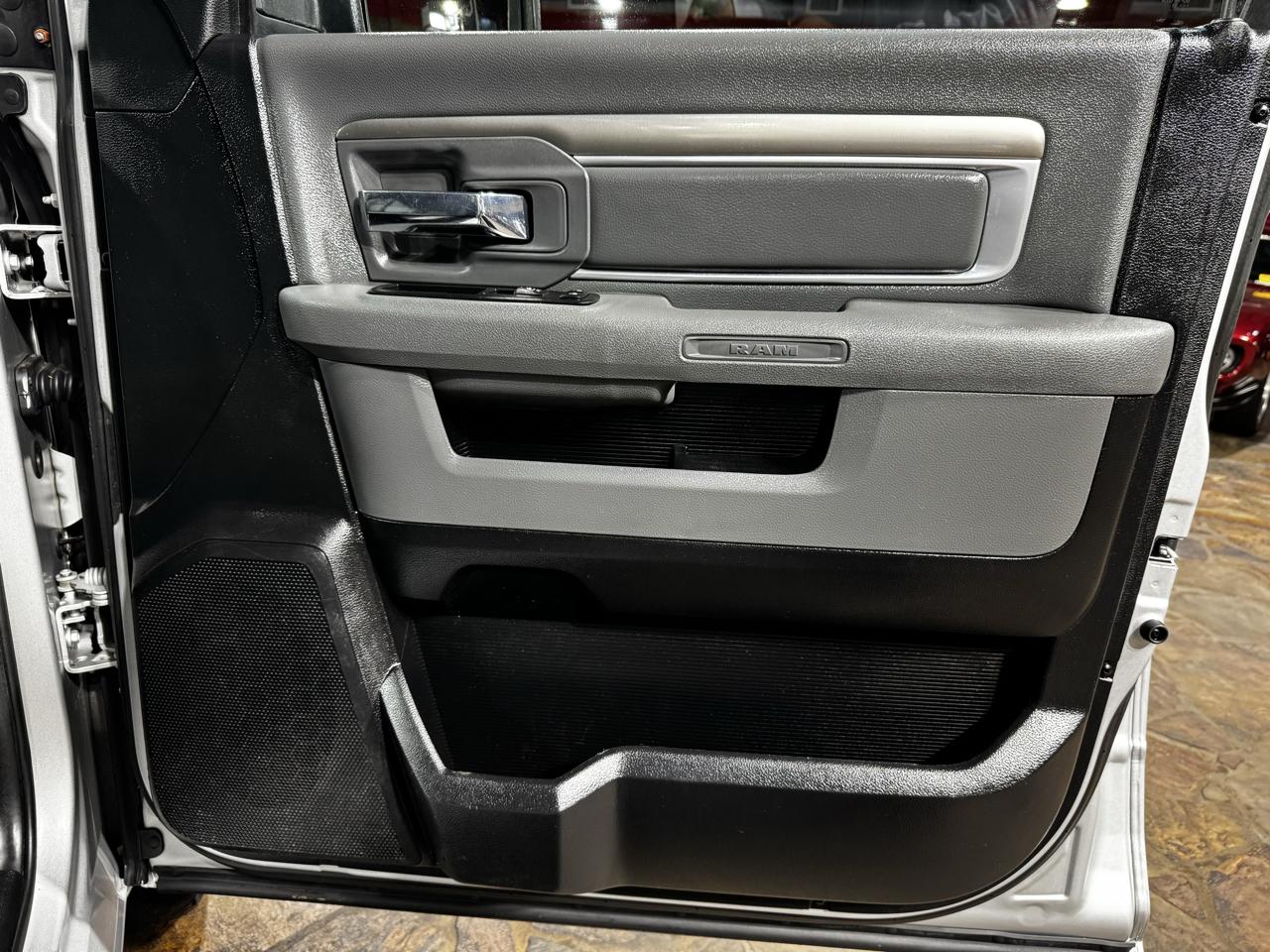 RAM 1500 4WD Crew Cab 140.5" Outdoorsman 2015
