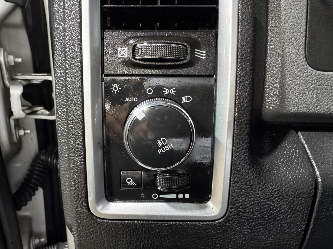 RAM 1500 4WD Crew Cab 140.5" Outdoorsman 2015