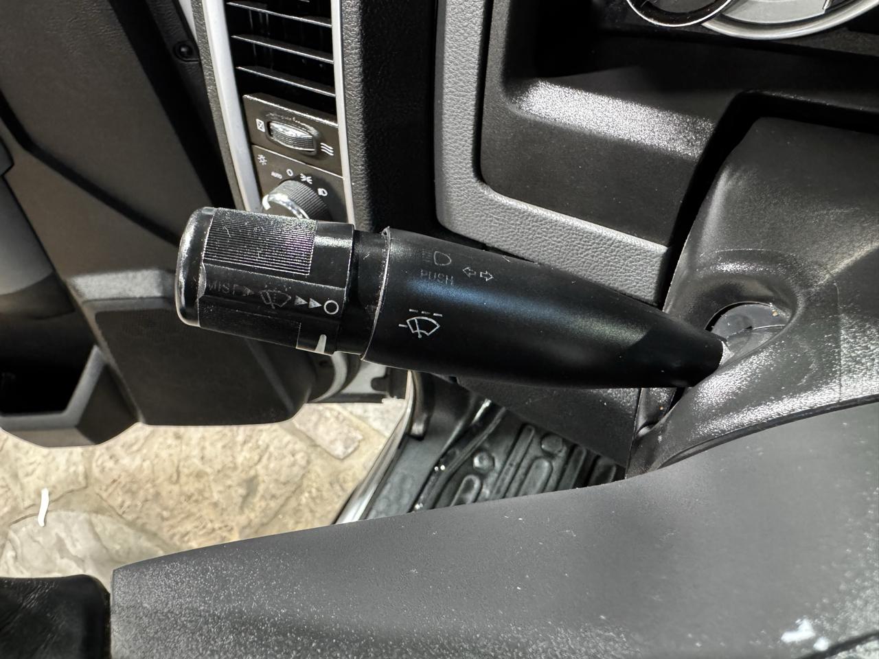 RAM 1500 4WD Crew Cab 140.5" Outdoorsman 2015