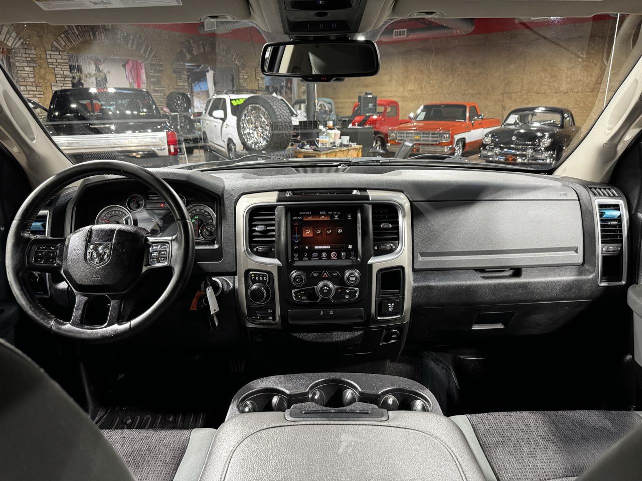 RAM 1500 4WD Crew Cab 140.5" Outdoorsman 2015