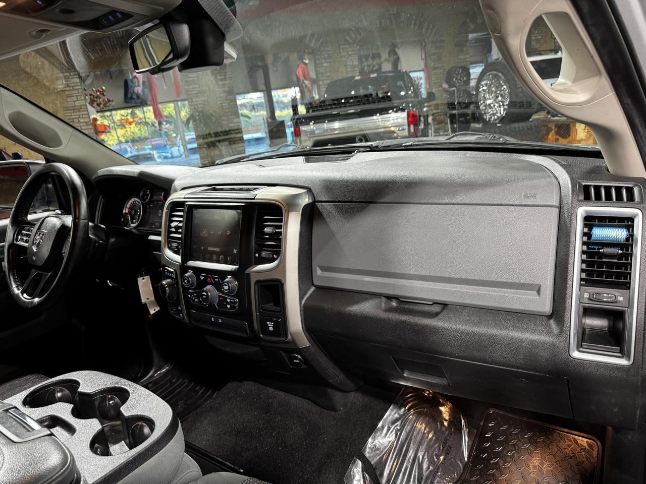 RAM 1500 4WD Crew Cab 140.5" Outdoorsman 2015