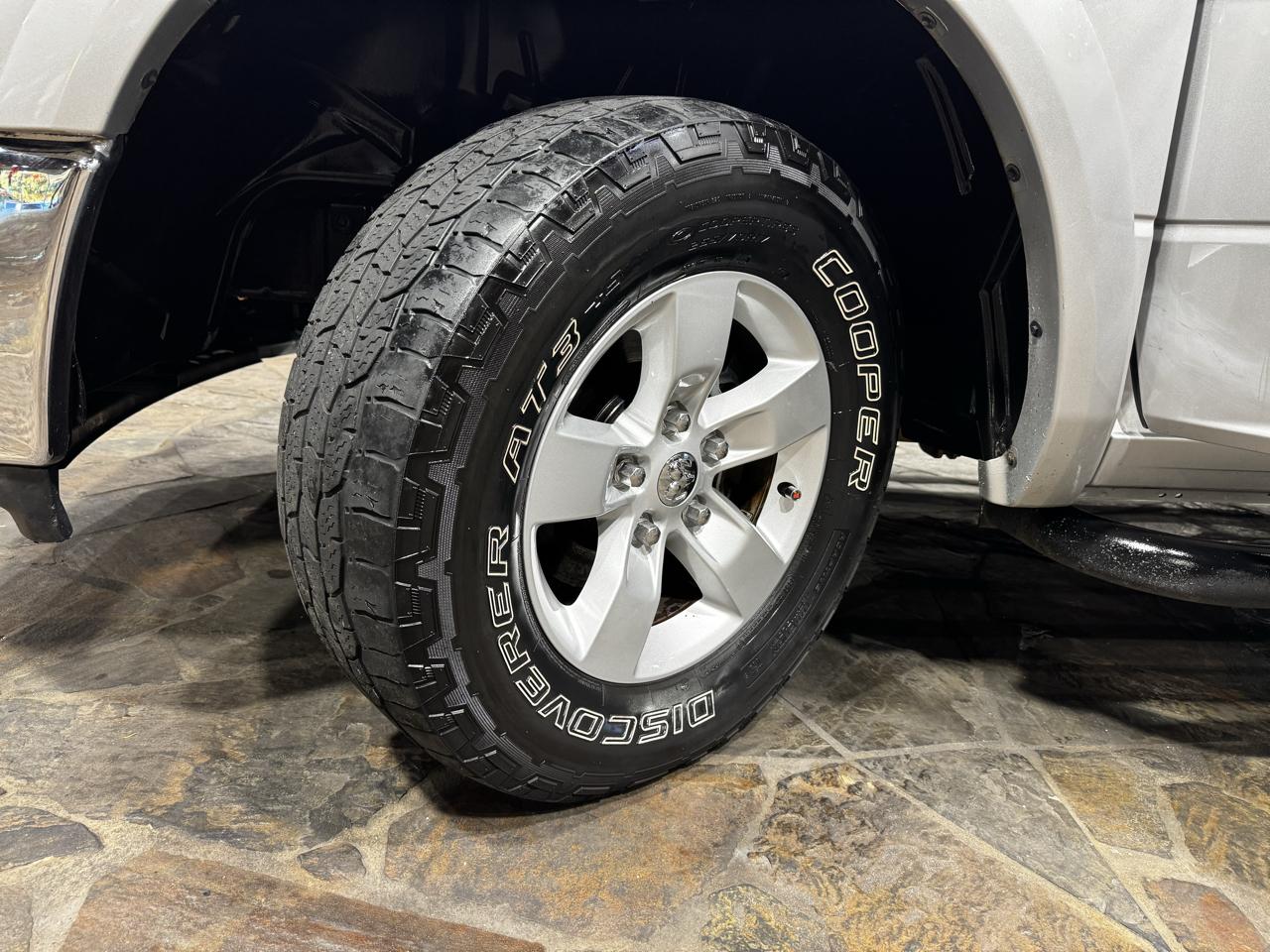 RAM 1500 4WD Crew Cab 140.5" Outdoorsman 2015