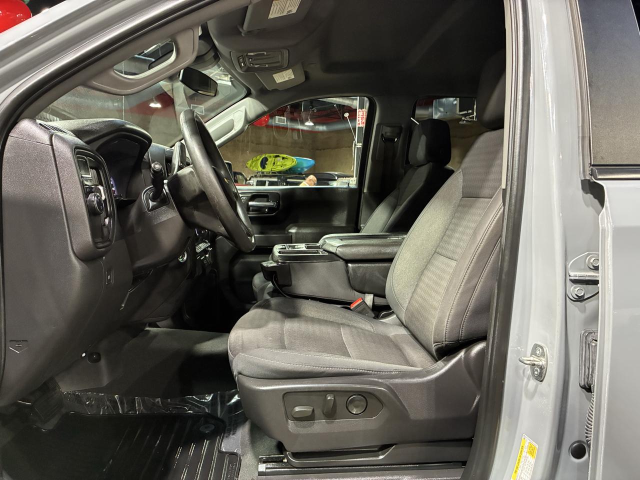 Chevrolet Silverado 1500 2WD Crew Cab 147" Custom 2024