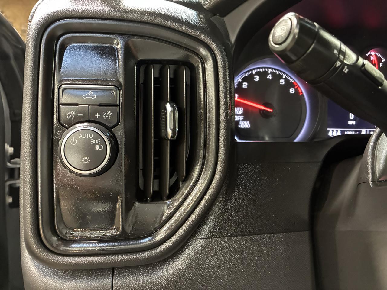Chevrolet Silverado 1500 2WD Crew Cab 147" Custom 2024