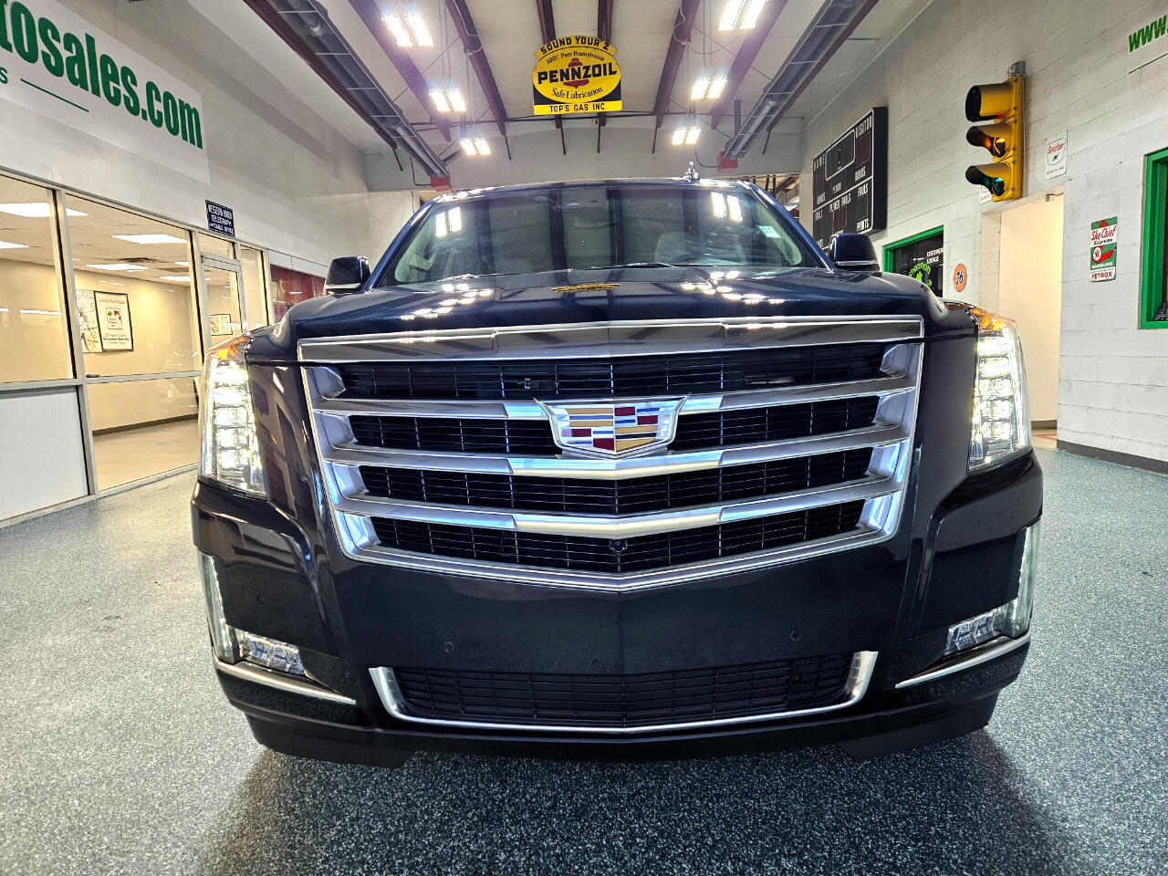 2018 Cadillac Escalade ESV Luxury photo 2