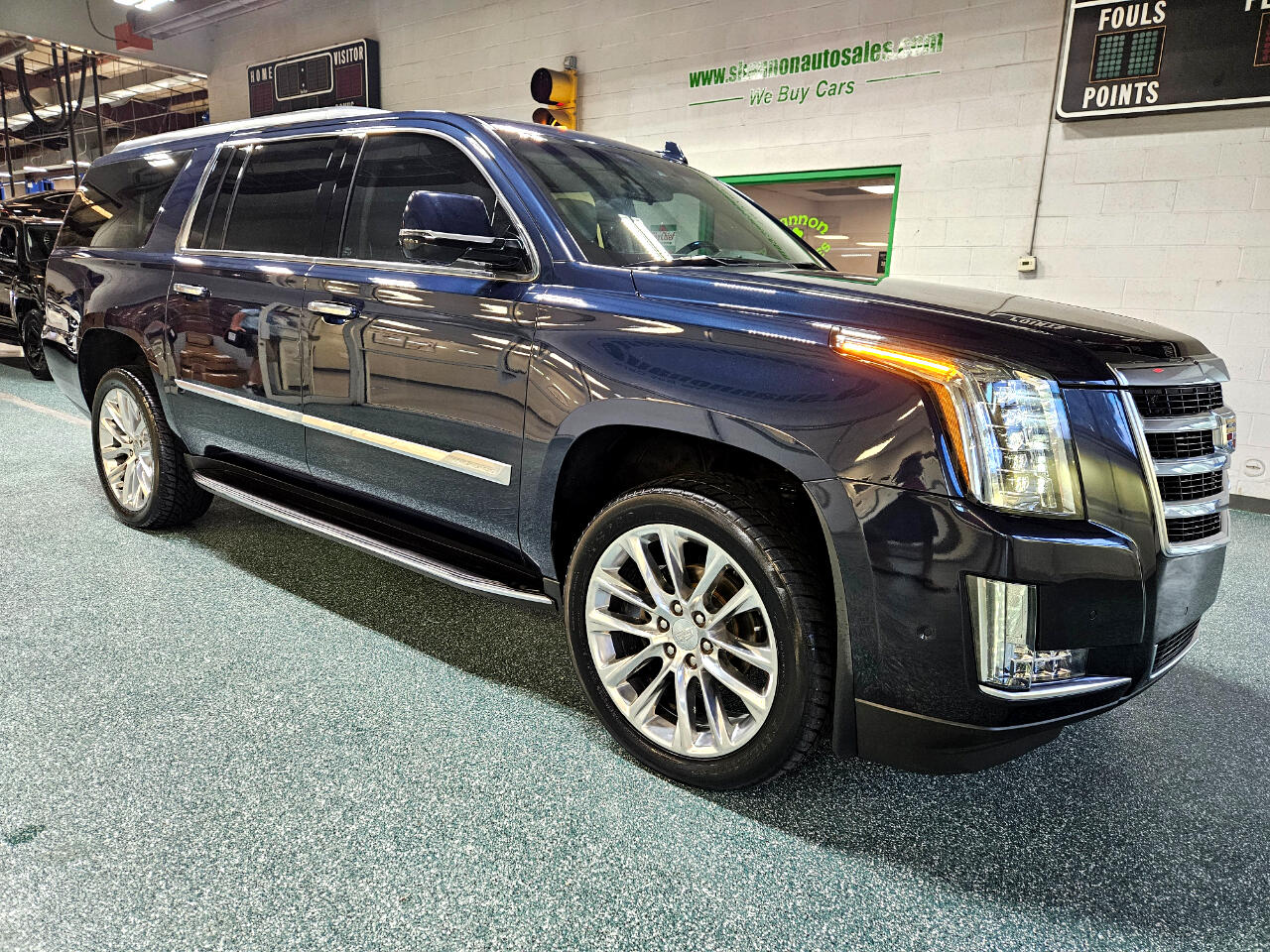 2018 Cadillac Escalade ESV Luxury photo 3