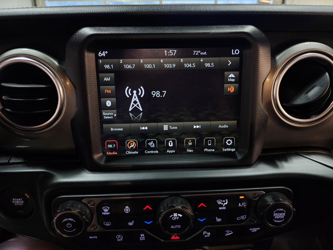 2020 Jeep Wrangler Unlimited Sahara photo 26