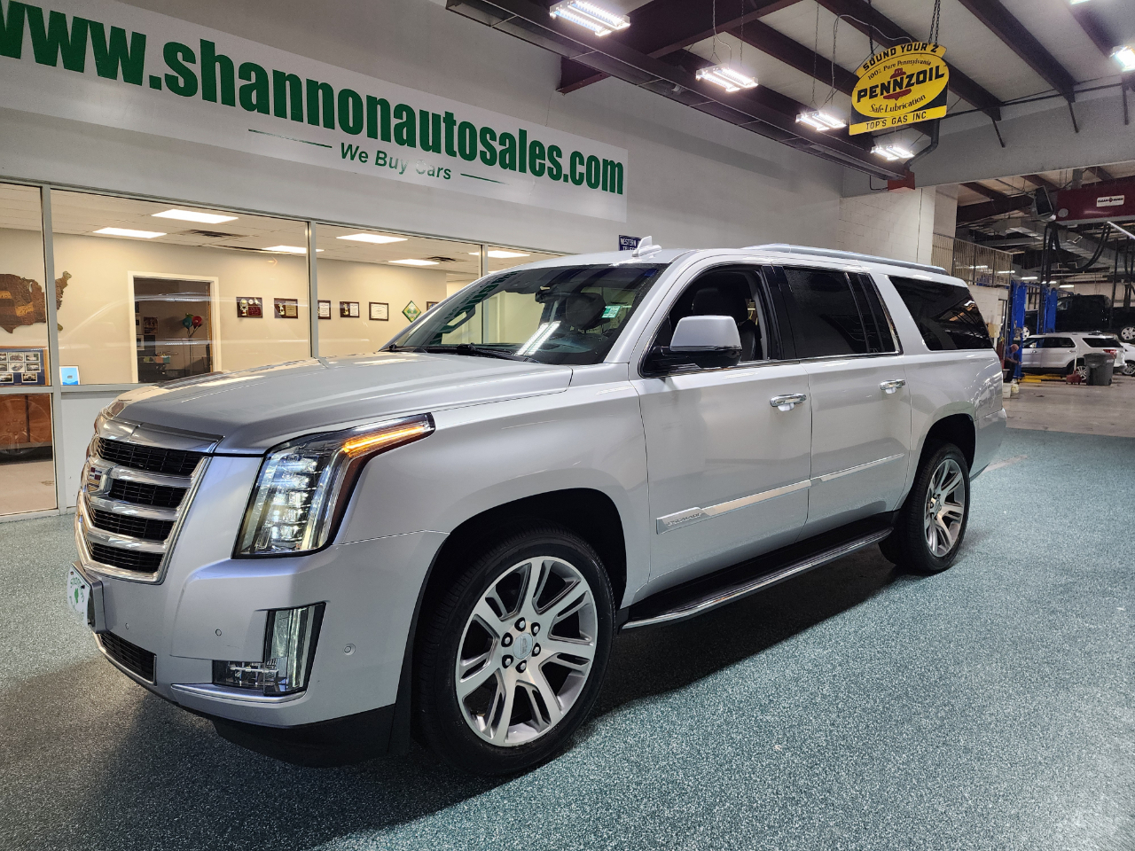 2019 Cadillac Escalade ESV Luxury photo 2