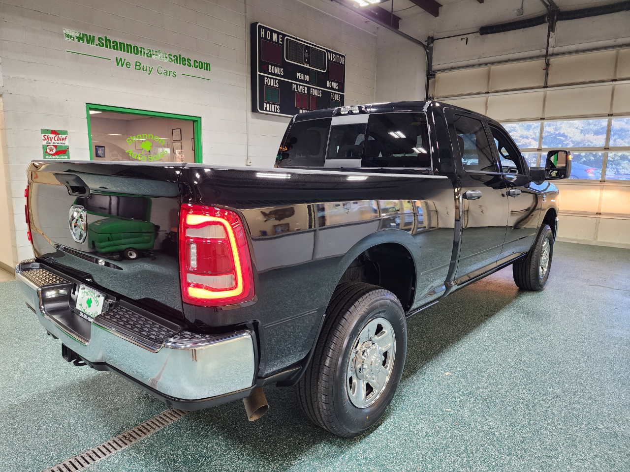 RAM 3500 Tradesman 4x4 Crew Cab 6'4" Box 2024 RAM 3500 Tradesman 4x4 Crew Cab 6'4" Box 2024