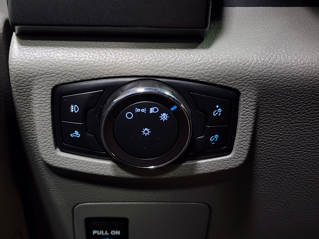 Ford F-150 XLT 4WD SuperCrew 5.5' Box 2018 Ford F-150 XLT 4WD SuperCrew 5.5' Box 2018