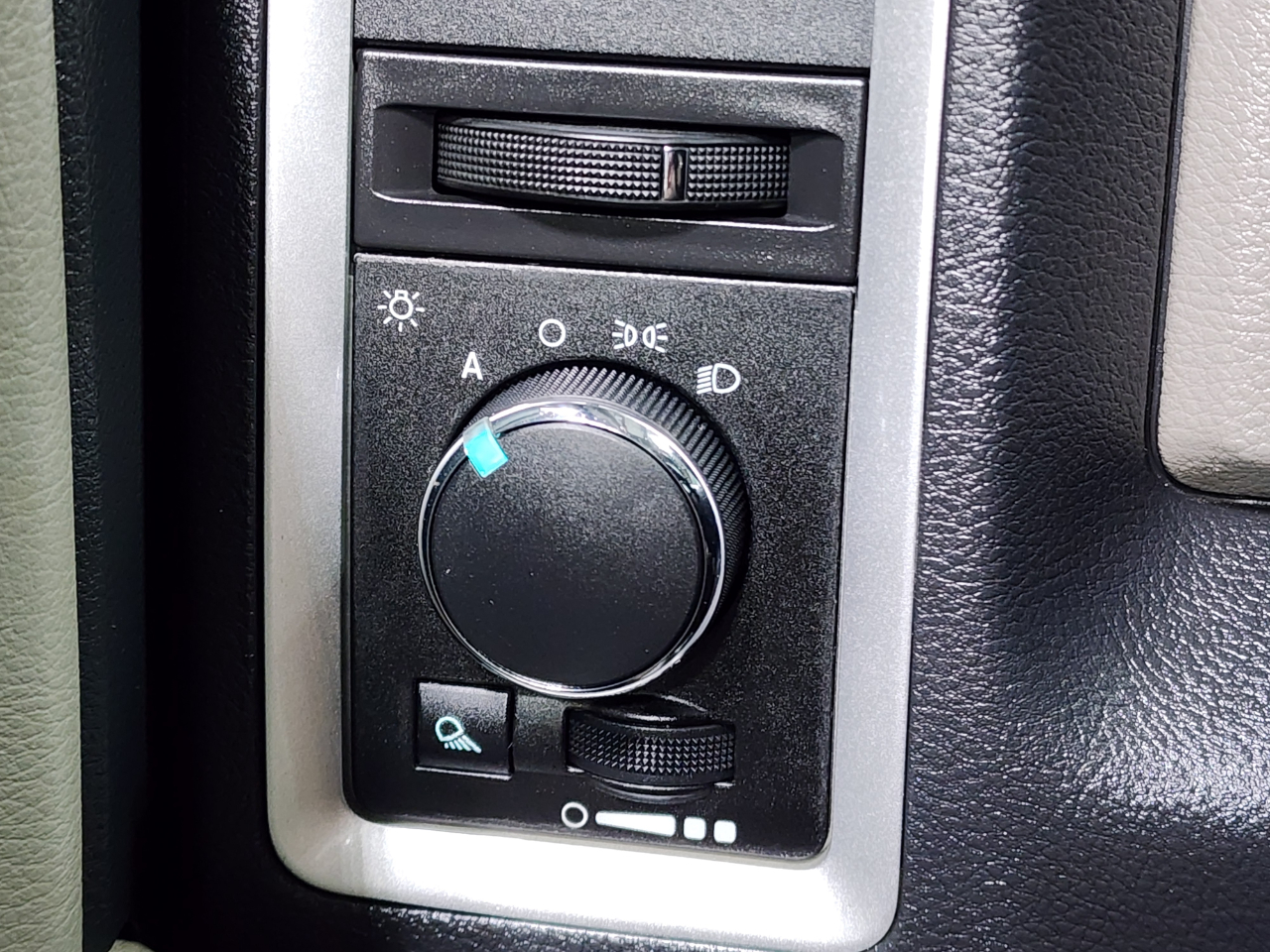 Dodge Ram 1500 2WD Quad Cab 140.5" SLT 2010 Dodge Ram 1500 2WD Quad Cab 140.5" SLT 2010