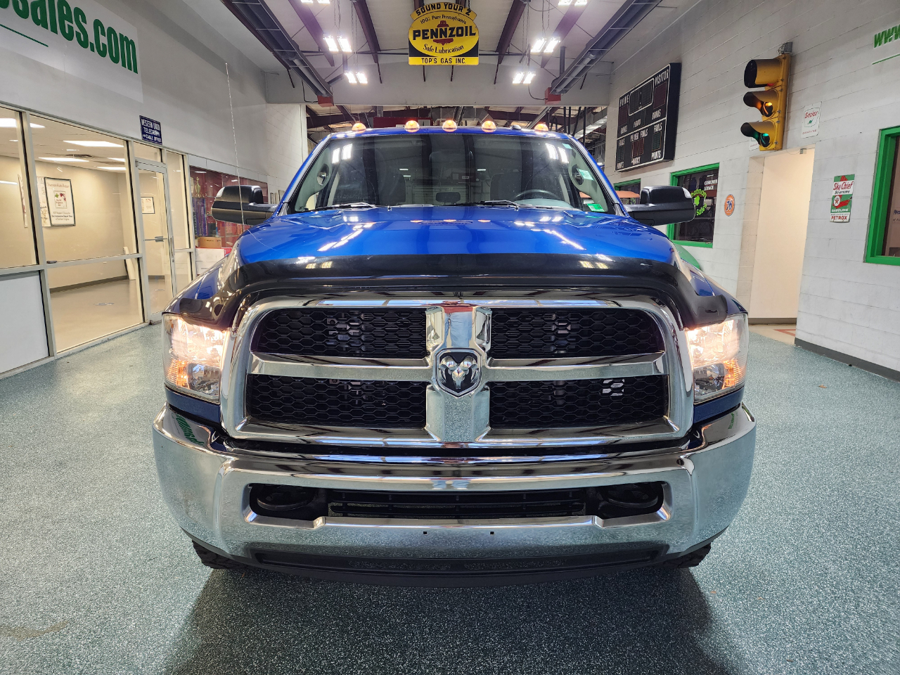 RAM 2500 Tradesman 4x4 Crew Cab 6'4" Box 2017 RAM 2500 Tradesman 4x4 Crew Cab 6'4" Box 2017